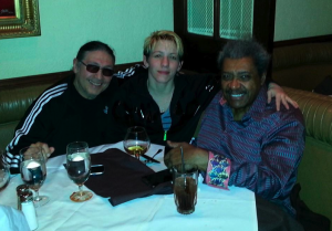 Luis Tapia, su esposa Layla McCarter y Don King en Las Vegas