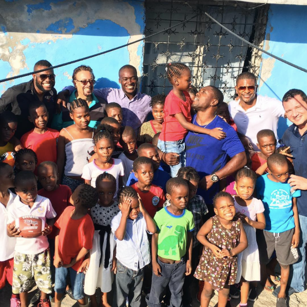 Andre Berto junto a un grupo de niños en Haiti.