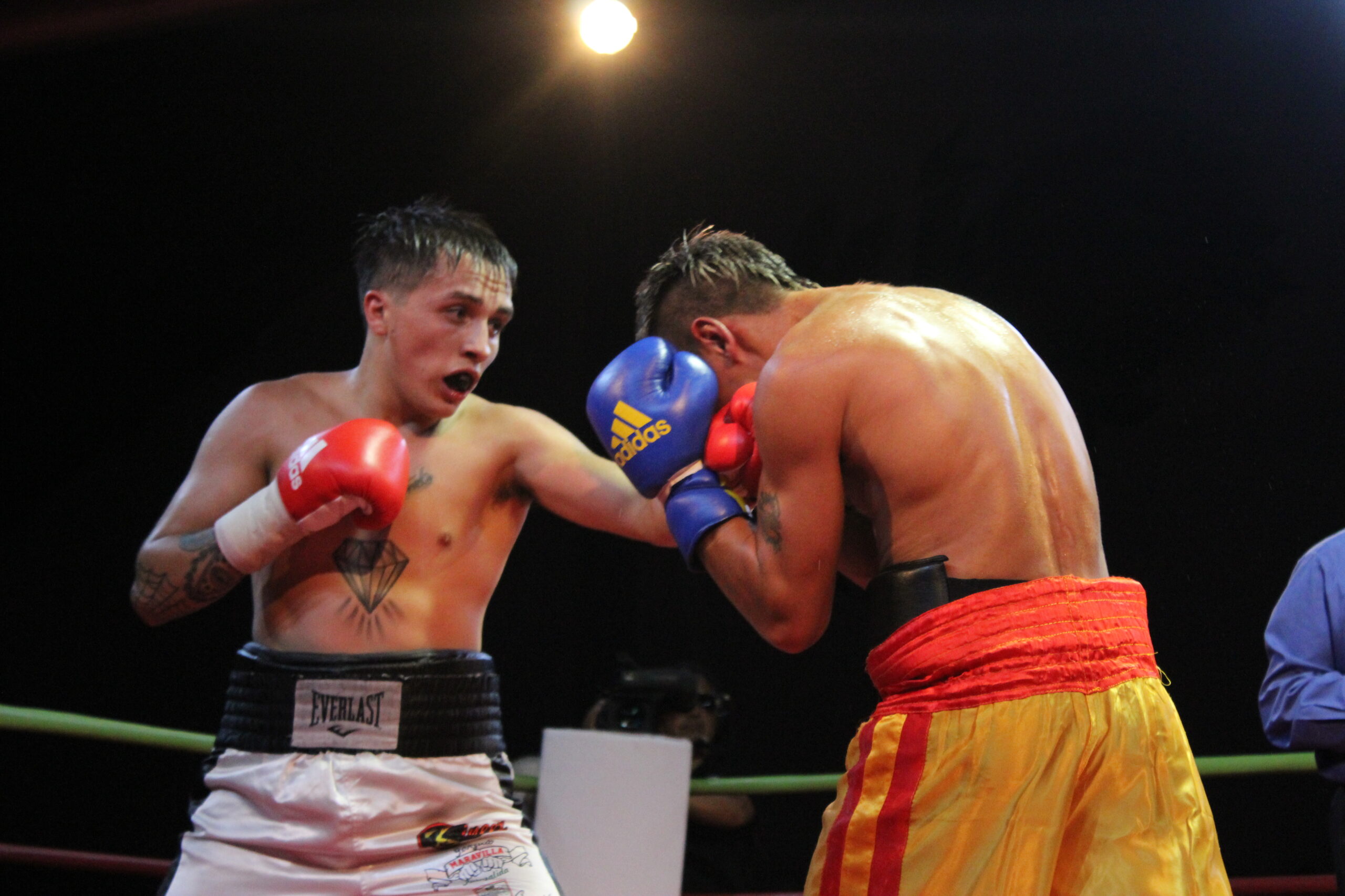 “Maravilla” Fuenzalida se impone y mantiene su invicto en reñido combate