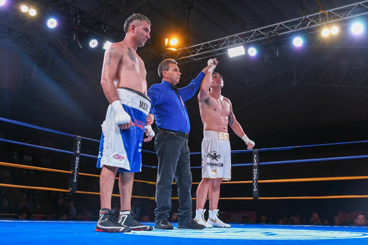 Diego Guerra suma una nueva victoria en noche de boxeo internacional en Alto Hospicio