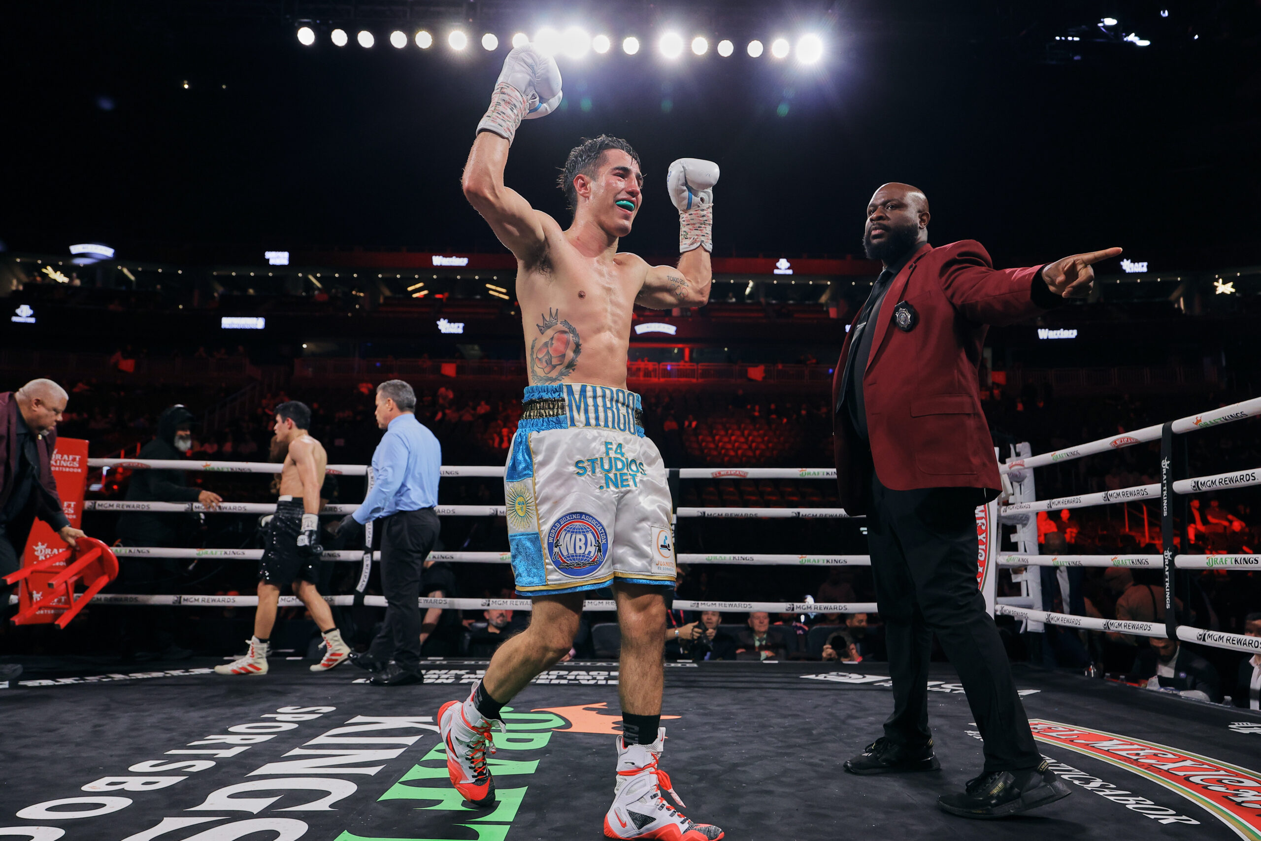 Mirco Cuello alcanza la victoria por TKO contra Christian Olivo
