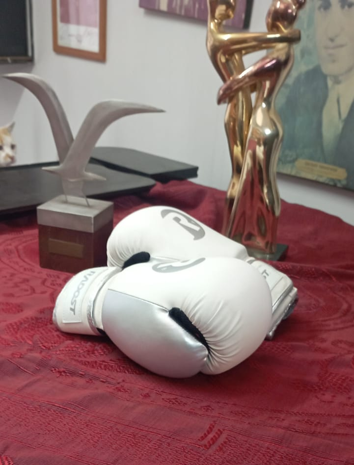 Los guantes de boxeo siempre acompañando al Tío Valentín sobre el piano. Foto: Luis Osorio.
