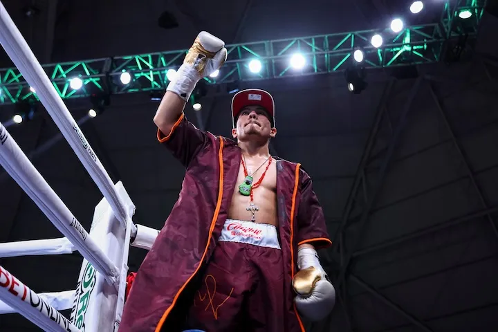 Christian Medina defiende con éxito su título gallo de la OMB